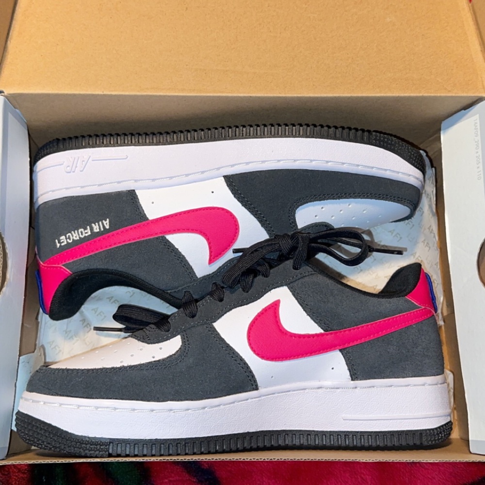 NEW. NIKE AIR FORCE 1 LV8 (GS) 6Y